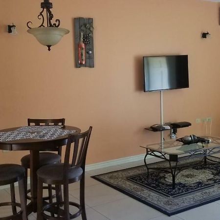 Apt 12, Executive Suites Ja - Palms Enfield Экстерьер фото