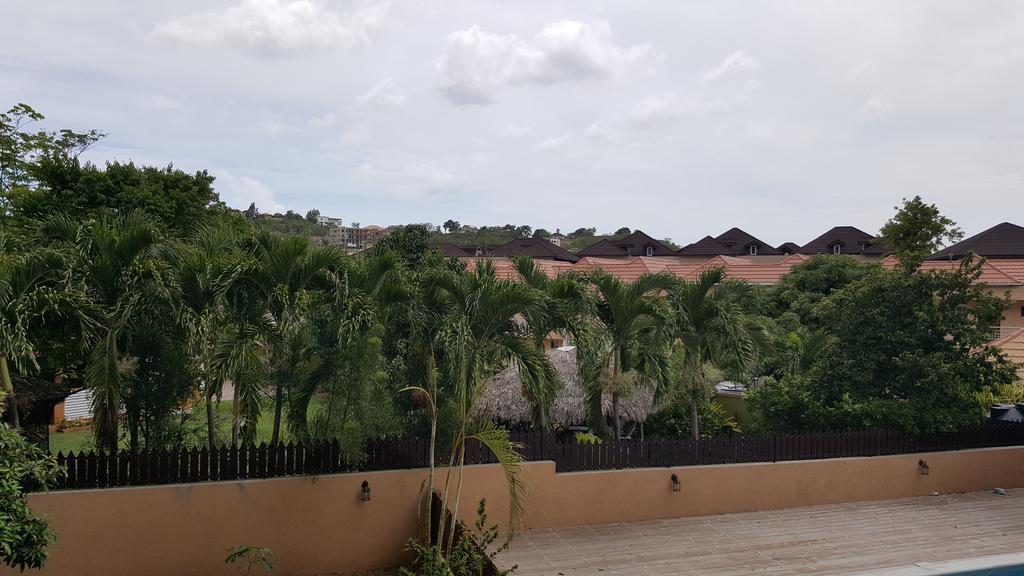 Apt 12, Executive Suites Ja - Palms Enfield Экстерьер фото