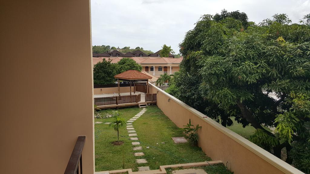 Apt 12, Executive Suites Ja - Palms Enfield Экстерьер фото