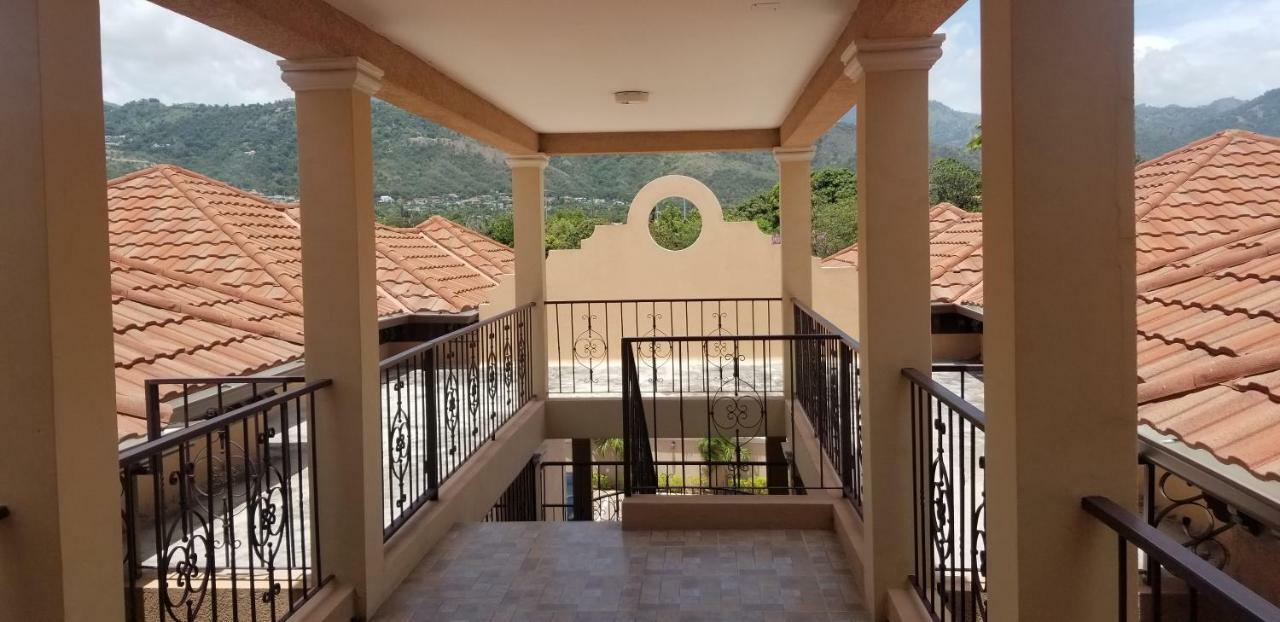Apt 12, Executive Suites Ja - Palms Enfield Экстерьер фото